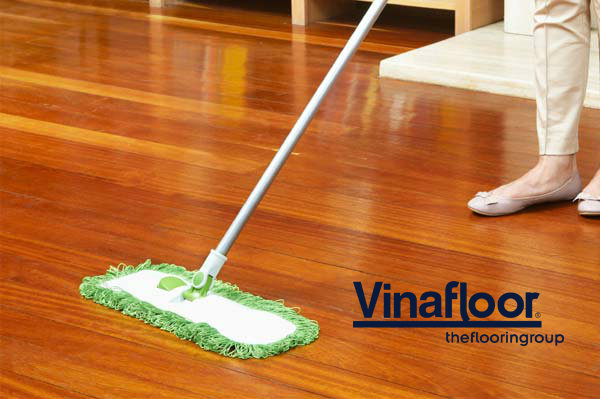 Phương pháp làm sạch sàn nhựa giả gỗ ngoài trời